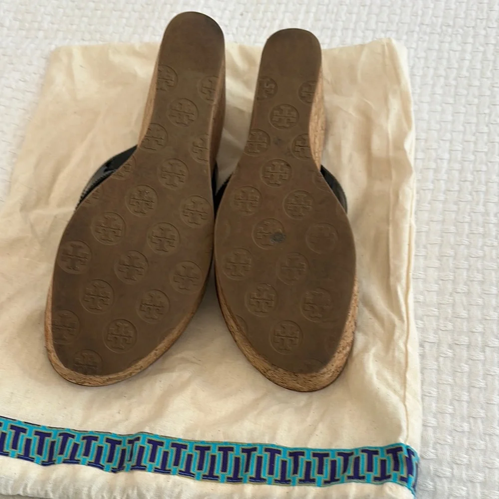 Tory Burch Black Patent Thong Sandals with Brown Footbed and Gold Logo